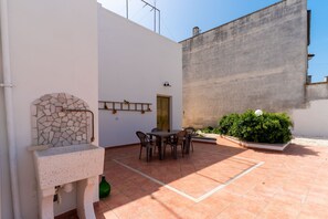 Outdoor dining - 'Holiday Home Lu Sule' with Garden & A/C (Uggiano la Chiesa)