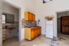 Fridge, microwave, stovetop, cookware/dishes/utensils - 'Holiday Home Lu Sule' with Garden & A/C (Uggiano la Chiesa)