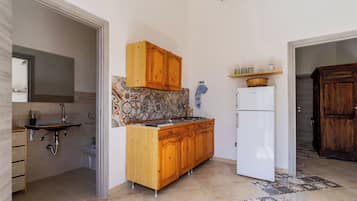 Kühlschrank, Mikrowelle, Herdplatte, Kochgeschirr/Geschirr/Besteck