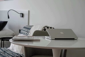 Tabla de planchar con plancha, wifi y ropa de cama 