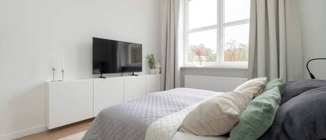 Tabla de planchar con plancha, wifi, ropa de cama