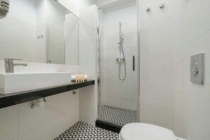 Douche, sèche-cheveux, serviettes fournies, shampoing