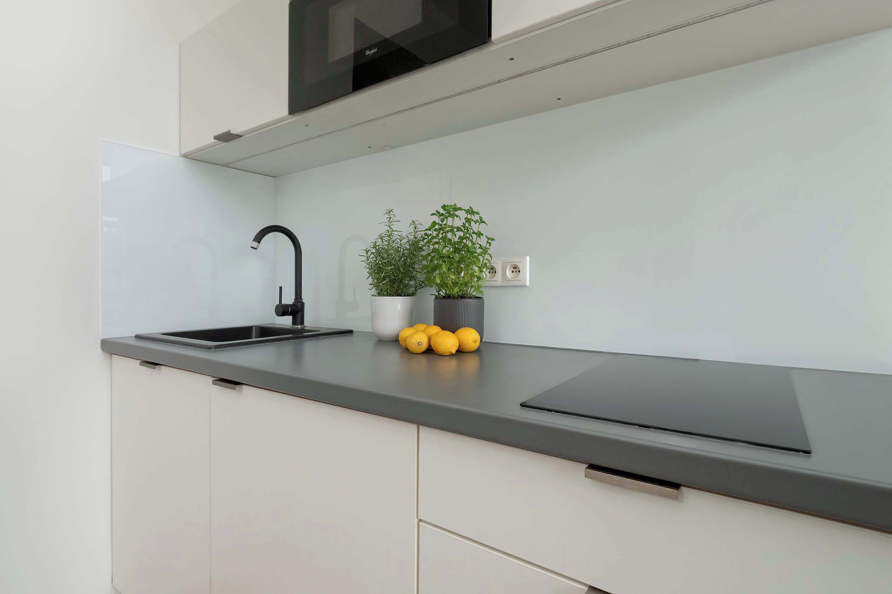 Kjøleskap, mikrobølgeovn, kokeplater og kjøkkenutstyr