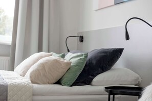 Tabla de planchar con plancha, wifi y ropa de cama 