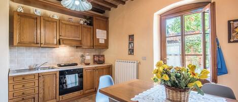 Fridge, oven, stovetop, electric kettle