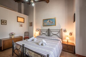 1 quarto, Wi-Fi de cortesia, roupa de cama