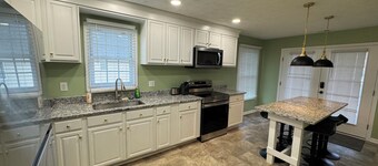 Adventures Luxury Retreat ~ Hot Tub ~ BBQ  ~ Fire Pit! 