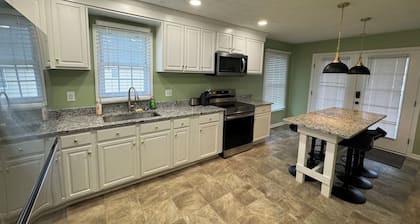 Adventures Luxury Retreat ~ Hot Tub ~ BBQ ~ Fire Pit!