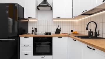 Fridge, oven, stovetop, dishwasher
