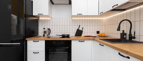 Fridge, oven, stovetop, dishwasher