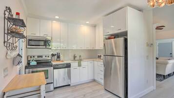 Fridge, microwave, stovetop, dishwasher