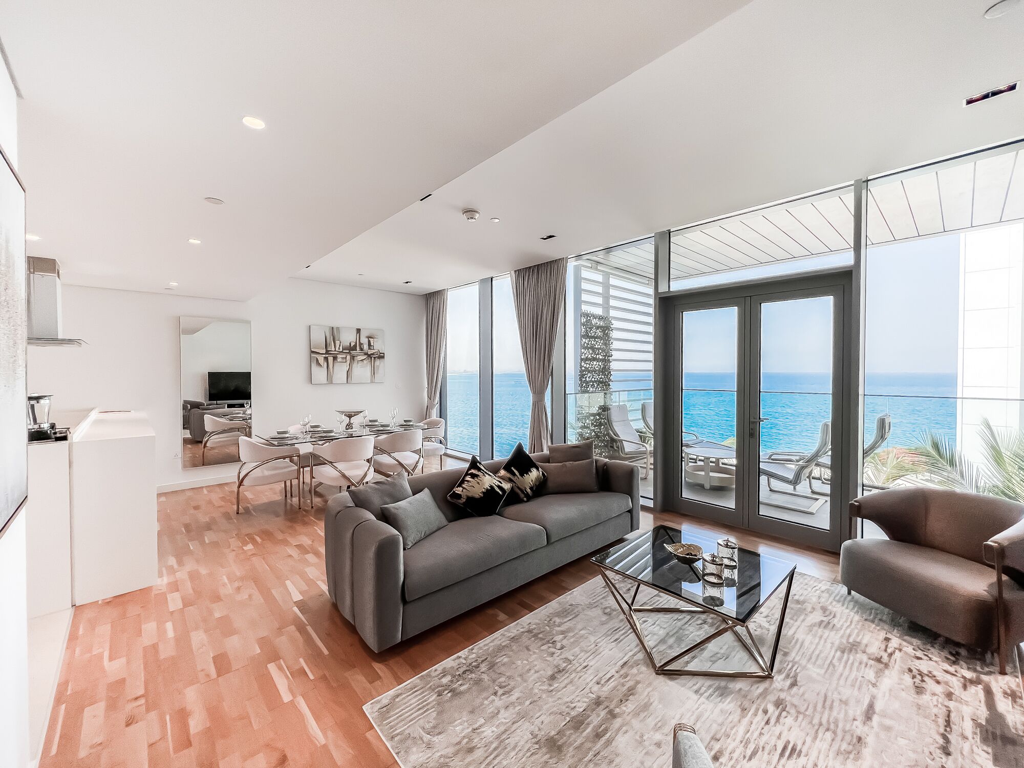 50-tums LCD-tv med kabelkanaler, tv och en mp3-dockningsstation