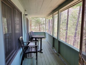 Outdoor dining - Official Seasons RMC Condo 22G - 2 bedrooms + loft - sleeps 8 - No Fees (Bartlett)