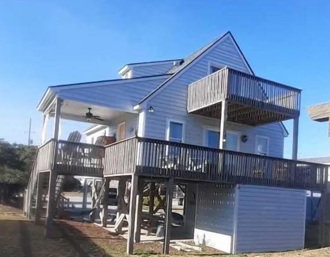 HOUSE 1 Minute Walk to Ocean, Sound & Ocean Views, Pet Friendly, LINENS INCLUDED