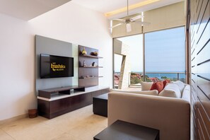 Una Smart TV, un reproductor de DVD, libros, un reproductor estéreo