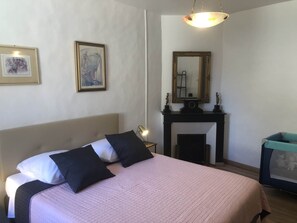1 habitación, tabla de planchar con plancha, wifi gratis y ropa de cama 