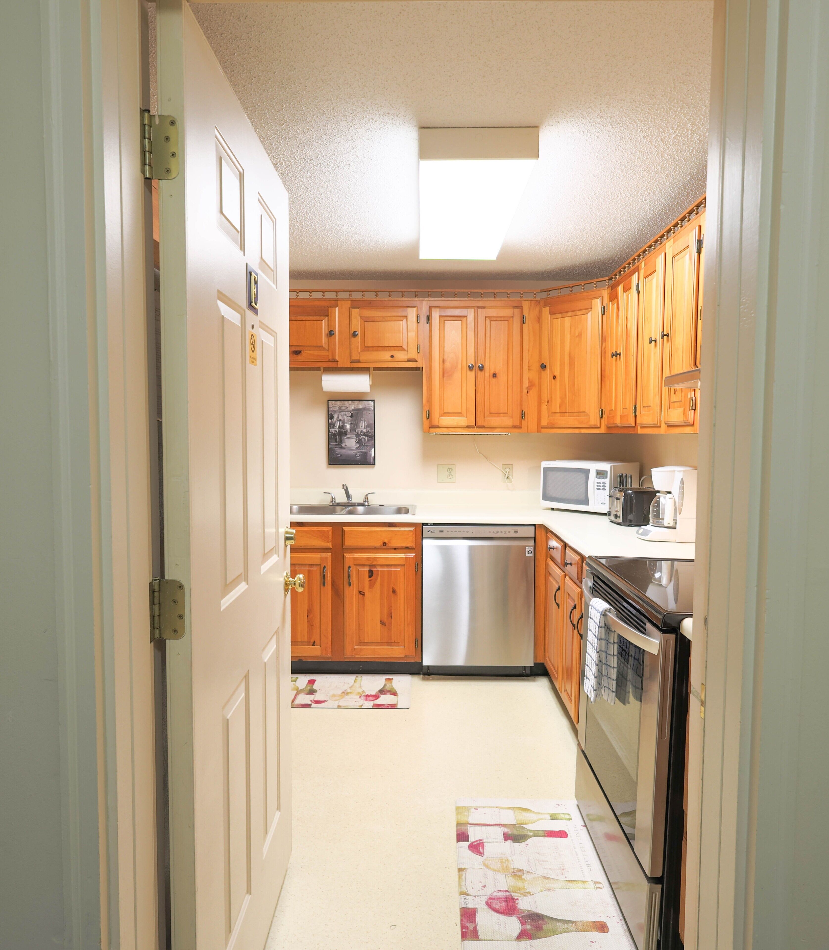 Coffee/tea maker, fridge, microwave, stovetop
