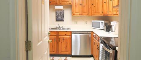 Coffee/tea maker, fridge, microwave, stovetop