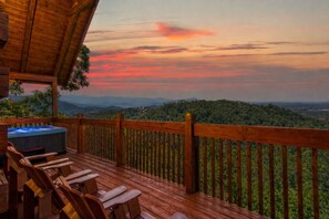 Outdoor spa tub - A View From Above- true log cabin, 10 minutes to Dollywood and Pigeon Forge! (Sevierville)