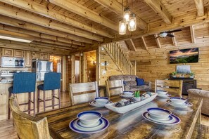 TV, fireplace, video games - A View From Above- true log cabin, 10 minutes to Dollywood and Pigeon Forge! (Sevierville)