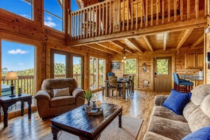 TV, fireplace, video games - A View From Above- true log cabin, 10 minutes to Dollywood and Pigeon Forge! (Sevierville)