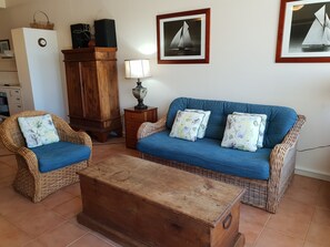 TV, DVD player, books - 2 bedroom apartment in fabulous South Fremantle (South Fremantle)