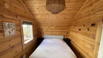 3 bedrooms, travel cot, WiFi, bed sheets