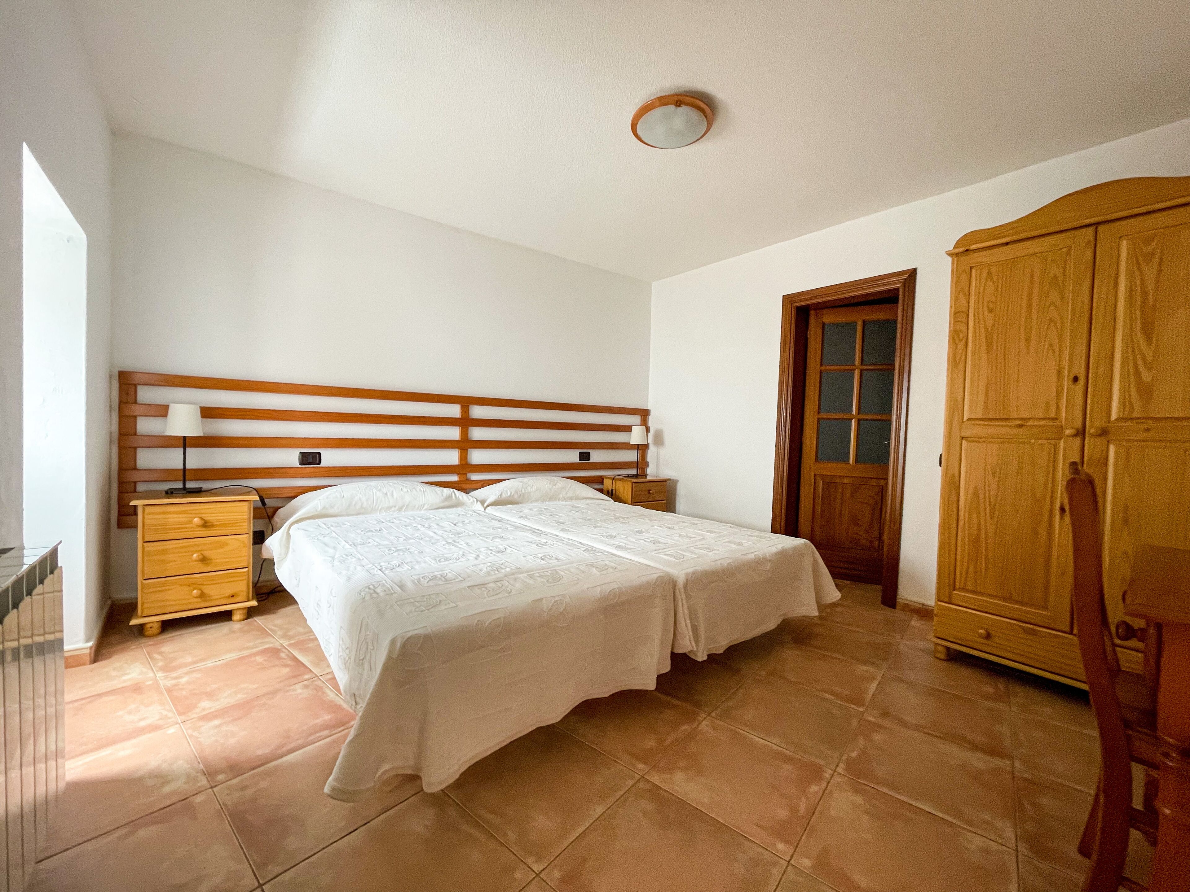 2 多间卧室、办公桌、WiFi、床单