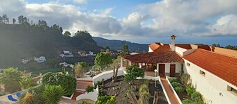 Rural house, located in a quiet environment and surrounded by greenery