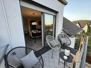 Outdoor dining - BlackNCozy - Design apartment with box-spring bed and balcony (Lörrach)