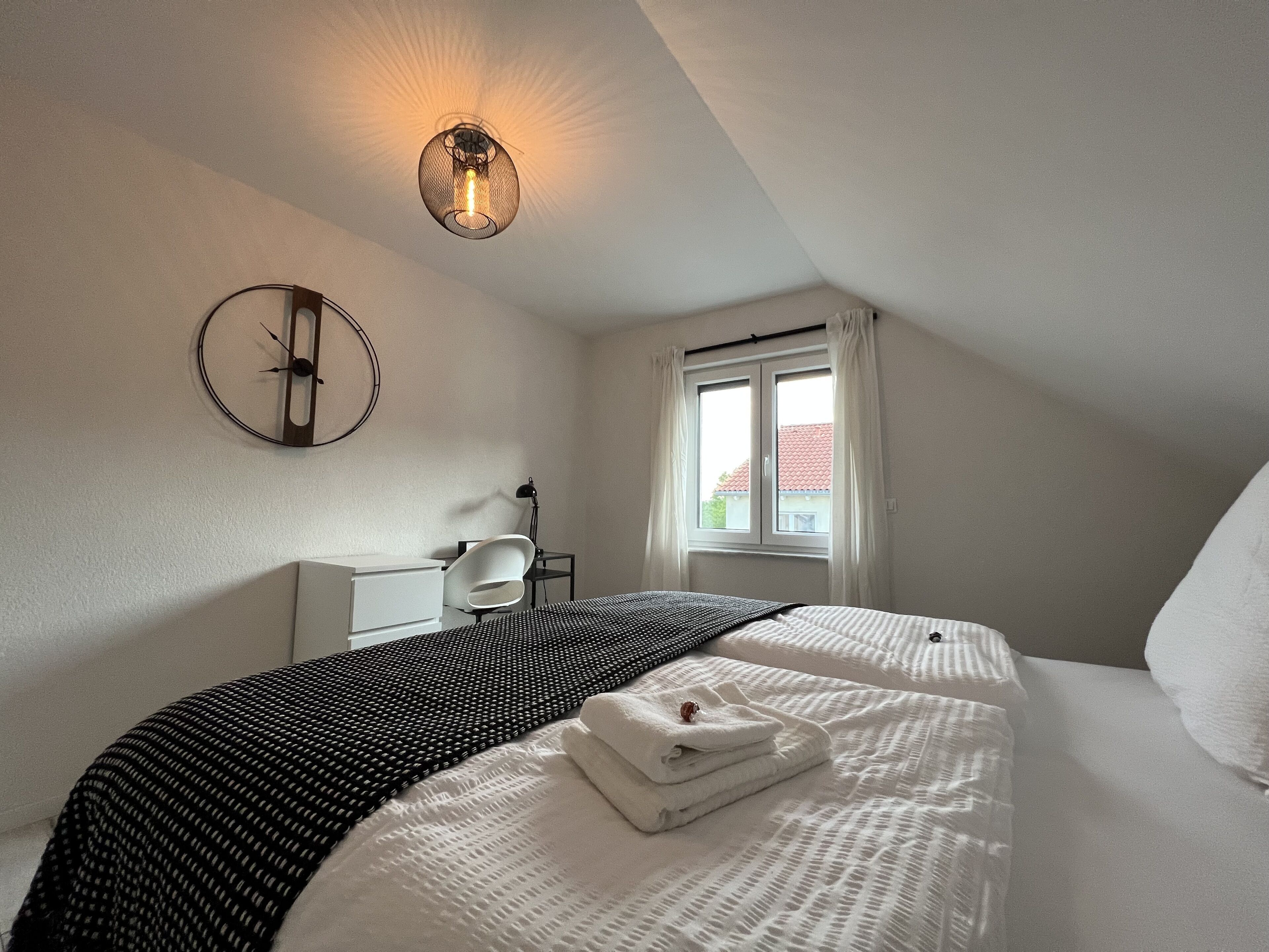 2 soverom, skrivebord, strykejern/-brett og wi-fi (inkludert)