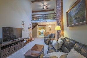 Fernseher, DVD-Player, Tischfußball, Tischtennisplatte