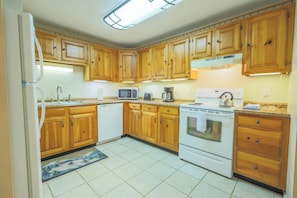 Fridge, microwave, oven, stovetop - Official Seasons RMC Condo 03H- 2 bedrooms + loft - sleeps 8 - Dog Fees (Bartlett)