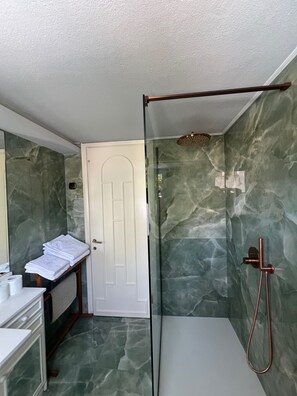 Ducha, bañera profunda, secador de pelo y toallas