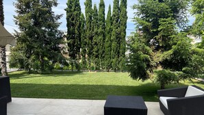 A patio area with outdoor furniture and a lawn. - Panorama Hills Villa (Pylaia-Chortiatis)