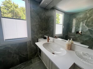 Een douche, een diep bad, een haardroger, handdoeken