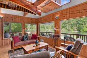 Fernseher, Kamin, Bücher, Stereoanlage