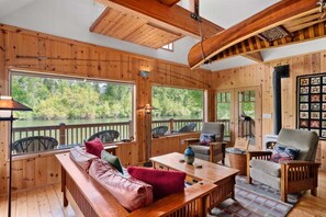 Fernseher, Kamin, Bücher, Stereoanlage