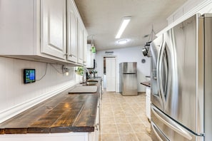 Réfrigérateur, micro-ondes, plaque de cuisson, lave-vaisselle