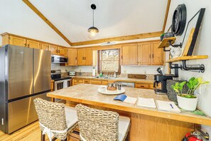 Fridge, microwave, stovetop, dishwasher - Boone Hideaway w/ Deck, Grill & Hot Tub! (Boone)