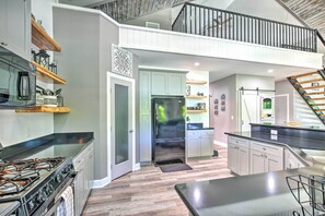 Fridge, microwave, stovetop, dishwasher