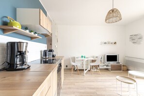 Een koelkast, een magnetron, een oven, een vaatwasser