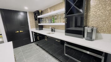 Minijääkaappi, mikroaaltouuni, leivänpaahdin, jääpalakone