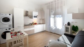 A compact living space with a kitchenette, a dining area, and a seating area. - Convenient for motorway (Però exit) and for those using public transport ( Però) (Pero)