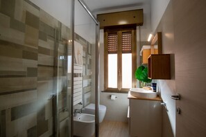Shower, hair dryer, soap, toilet paper - Convenient for motorway (Però exit) and for those using public transport ( Però) (Pero)