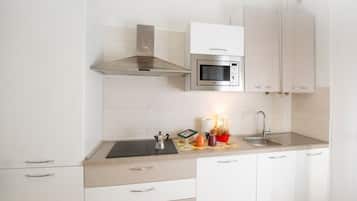 Refrigerador, microondas, placa de cocina, lavavajillas