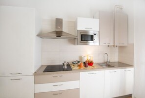 Kjøleskap, mikrobølgeovn, kokeplater og oppvaskmaskin