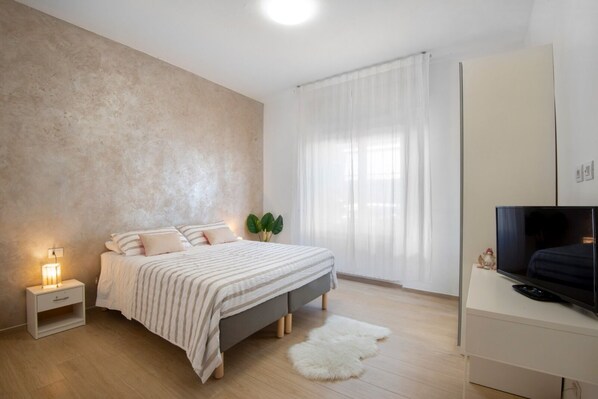 1 bedroom, desk, free WiFi, bed sheets - Convenient for motorway (Però exit) and for those using public transport ( Però) (Pero)