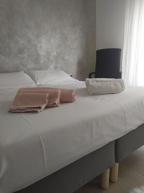 1 bedroom, desk, free WiFi, bed sheets - Convenient for motorway (Però exit) and for those using public transport ( Però) (Pero)