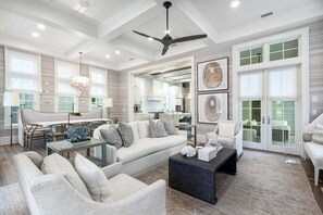 Una Smart TV, una chimenea, una mesa de tenis de mesa, libros